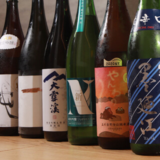 季節に合わせた10～20種類の多彩な日本酒や、各種焼酎を堪能