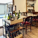 渡辺料理店 - こちらはワインをサーブするマダムの基地　マダムのにこやかな笑顔に癒されます