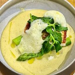渡辺料理店 - 真鯛のポワレは温度が抜群　グリーンアスパラガスと蔓菜が遇らわれてフヌイユの香り高いソースたっぷり