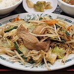 日高屋 - 日高屋 西葛西北口店 肉野菜炒め定食の山盛りの肉野菜炒め こんな豚肉が5個ほど入ります