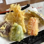 麺処びわ - たくさんの種類で嬉しいですね♪(๑˃̵ᴗ˂̵) 
お野菜は美味しいけれど…家庭的な天ぷらかな(*´-`)