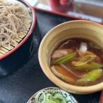 麺処びわ - 鴨汁の具材は鴨肉と長ネギのみ