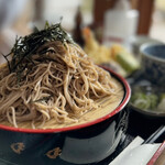 麺処びわ - 富士山の湧き水と厳選された蕎麦粉で作る
お蕎麦がいただけます。

大盛りは…横から見るとマウンテン！(*´Д｀*)
なかなかのボリューム！(๑˃̵ᴗ˂̵)