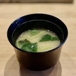 すしやのたい悟 - 熱々のあら汁　ワカメ・三つ葉