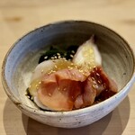 すしやのたい悟 - 季節の酢の物からスタート。赤貝・赤貝ヒモ・帆立・タコ・ワカメに土佐酢のジュレがかかっています。