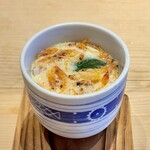 すしやのたい悟 - 駿河湾の桜海老・ゲソ・ほっき貝ヒモ・帆立の入った海鮮茶碗蒸し。熱々のフワトロ食感で沁みる美味しさです。