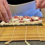 すしやのたい悟 - 本マグロの中落ちに擦りたて本山葵をたっぷり、その上にスライスしたエシャロットを乗せ巻きます。