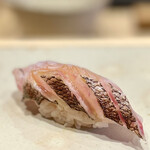 すしやのたい悟 - 炙りイサキ　こちらも肉厚！炙りの香りが淡白な白身を引き立ててます。
