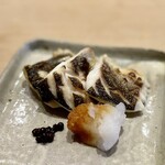 すしやのたい悟 - 焼き物  カマスの塩焼き 実山椒を添えて。フワっとした白身は柔らかく、上品な味わい。実山椒がピリリと味を引き締めます。