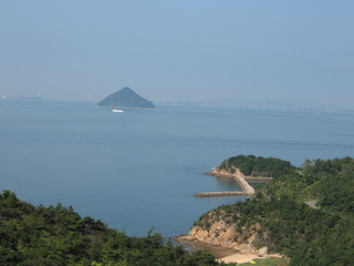 Setouchi Wasai Naoshima - 向こうに見えるのが直島から見た大槌島