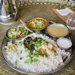 スパイス・ツリー - 今日のスパイスツリーは、マトンと青唐辛子とマトンのキーマのWマトンの2種盛り　そして、センターのこのテーブルで食べると気分盛り上がって、さらに美味くなる気がする笑