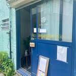 スパイス・ツリー - 今日は平日＋遅い時間（1時半）なので、並び無しでカレーも全種類残ってるかなーと思ったら、目の前でエビカニココナッツが完売‥