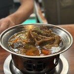 Kedai Nyonya Rumah - ○ Nasi Sop Buntut様(98,000ルピア):牛テールスープ。