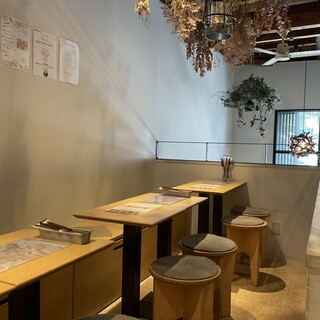 1階はカウンター、2階には12名様OKのテーブル席