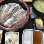 でか盛り海鮮問屋 - 真アジ丼