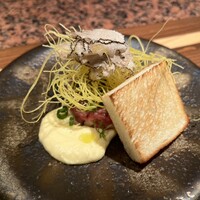 肉割烹 肉かぶく - サマートリュフとカダイフを乗せた和牛ウチモモのタルタル