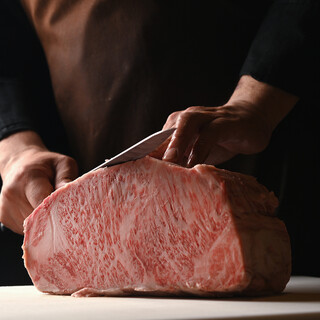 極上の黒毛和牛赤身肉を中心に、無煙ロースターで焼く絶品焼肉