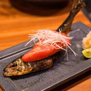 囲炉魚 公式】鮮魚と炉端焼き 魚炉魚炉 総本店 - 迫力の丸型カウンター