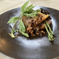 キュイエット - 韮崎市穂坂町産放牧豚ロース肉 山菜 筍とモリーユ茸ソース