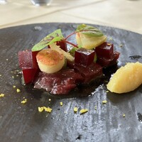 キュイエット - 山梨県産馬肉のマリネ 林檎 ビーツ 黄金柑のピュレ