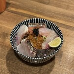 酒肴場 屯 - ご飯の丼に盛り付けるとこんな感じ