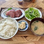煮込みとお惣菜スタンド ウエトミ - わらさ刺身定食