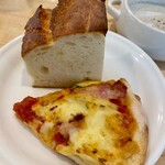 ジリーニ・リザイア - 自家製フォカッチャと本日のピッツァ（ベーコンとズッキーニ）