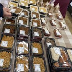 ワタナベ食品 直売店 - 店内 開店直後
      2024/06/20
      唐揚げ弁当 450円
      カツ丼 400円
      親子丼 400円