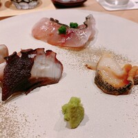 鮨 加 - ３種のおつまみ。佐島産たこ、つぶ貝、炭であぶりにしたいさき。すべて感動。