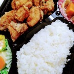 キッチン フレンド 怜 - こちらは ご飯も大盛りにしてもらった方のお弁当です　ご飯は木曜日は大盛 無料です