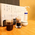 やぶ善 - 卓上調味料のシンプルさが、味自慢を物語っています。