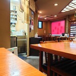 やぶ善 - 店内右奥を斜め切りした位置へ配列された厨房は、配膳やサービスにも効率良いデザイン。