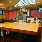 やぶ善 - 店内左奥のテーブルから玄関方向。