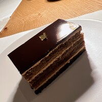 Loiseau de France - やはりガトーショコラのオペラでしょ。ビターなチョコレートとコーヒーの香りに昂る鼻息吐息