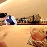 橋 - 白木一枚板の明るいカウンター　棚も無い