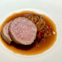 マンサルヴァ - ブルターニュ産の仔牛、大好物！
                    ロース肉をミンチと生ハムで巻いた仕立ては、シェフのお得意。
                    シェリーが香るペペロナータの下にもバラ肉が隠れており、そのジュをソースに。そして、そのバラ肉がめちゃうま♪