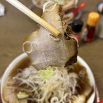 正竜亭 - 焼豚リフト！その名も「飛ばない豚は、こちらが持ち上げてあげればいいじゃない」