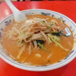 誠華 - ★★★味噌ラーメン950円 歴史を感じる たたずまいに懐かしい味噌ラーメン。 老夫婦が営んでおり店も 昭和を感じる佇まいで店主が 味噌ラーメンにしなよと言ってきた。 この距離感が街中華 なんだな。