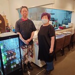 251552140 - 最後に婆ちゃんとシェフを撮影したくて許可を乞うと
                    「写真は撮ってもいいんだけどねえ❔」と
                    厨房の方から こちらにも大きな声が聞こえてきた
                    
                    それでもお二人揃っての記念撮影となった
