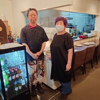 ソラメントゥーノ - 最後に婆ちゃんとシェフを撮影したくて許可を乞うと
                    「写真は撮ってもいいんだけどねえ❔」と
                    厨房の方から こちらにも大きな声が聞こえてきた
                    
                    それでもお二人揃っての記念撮影となった