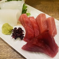 魚料理 ふじい - マグロの盛り合わせと剣先イカ。