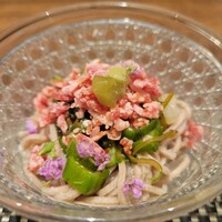 肉割烹 喰心 - 牛のすいとろ蕎麦 肉トロフレークが入っている