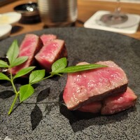肉割烹 喰心 - サーロインと赤身(内もも)食べ比べ