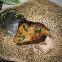 日本焼肉はせ川 表参道店 - ・鰆木の芽焼き。山椒の葉がまるで発掘された壁画のよう。