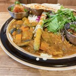 ムムムカリー - レモンベジタブルカリー、アスパラガスのパコラ(インドの天ぷら)