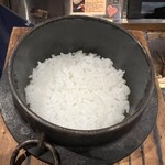 石焼地鳥 石庵 - 銀シャリご飯(釜)
