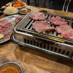 焼肉大衆酒場 真 肉焼屋 - 