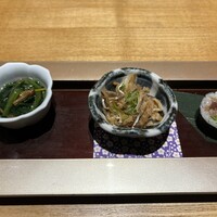 しゃにむに 心斎橋本店 - 突き出し　ほうれん草お浸し、ハモ皮ポン酢、漬けマグロ寿司