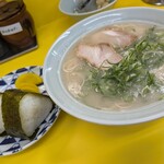味心 - 塩とんこつラーメン　680円　　おにぎり　220円
