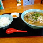 チャイナ DRAGON - お盆に載ったライスと五目ラーメンの塩。 スープは塩と醤油と２通り選べます。